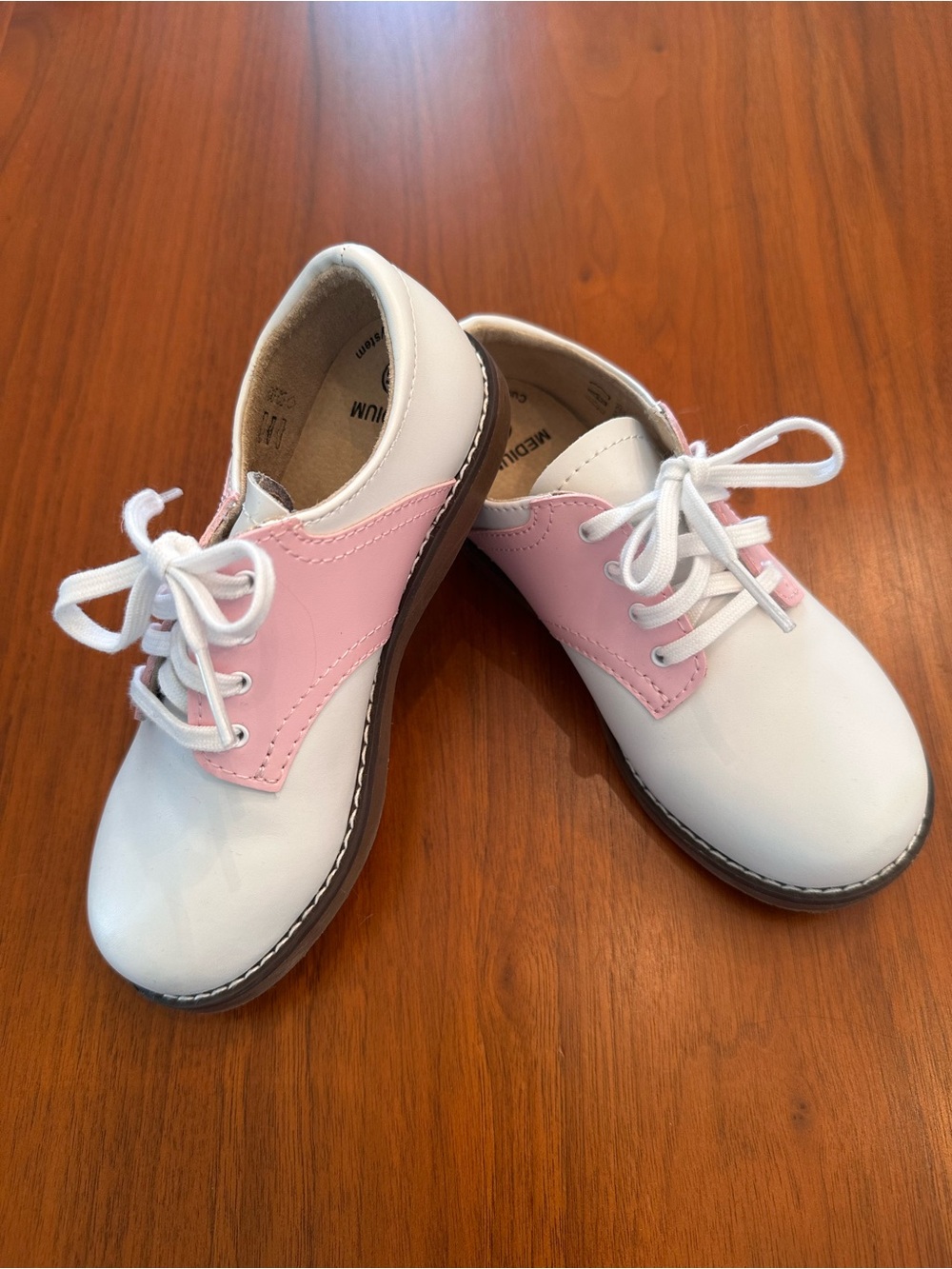 NWOT Footmates girls leather pink and white Oxford saddle shoes size 11.5